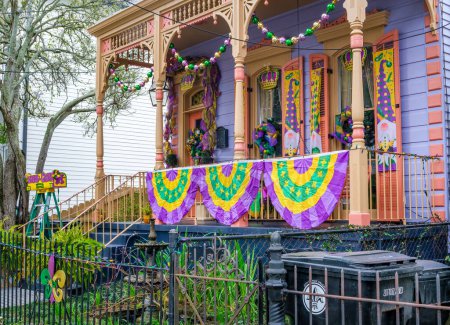 Foto de NEW ORLEANS, LA, Estados Unidos - 2 de FEBRERO de 2023: Colorida casa histórica de estilo Eastlake con decoraciones de Mardi Gras en el barrio Uptown - Imagen libre de derechos