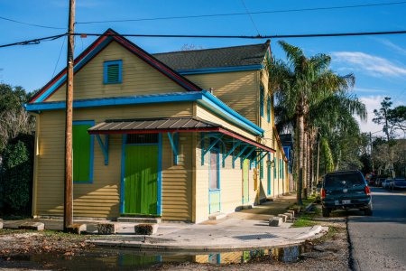 Téléchargez les photos : NEW ORLEANS, LA, USA - 9 DÉCEMBRE 2022 : Maison historique très colorée inspirée des Caraïbes dans le quartier Carrollton - en image libre de droit
