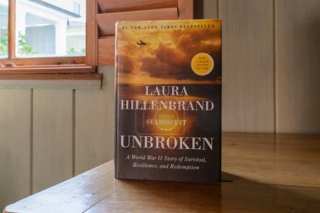 Foto de NEW ORLEANS, LA, Estados Unidos - 16 de junio de 2023: Primer plano del libro más vendido del New York Times, "Unbroken", de Laura Hillenbrand en una mesa - Imagen libre de derechos
