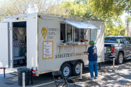 Foto de NEW ORLEANS, LA, Estados Unidos - 5 de marzo de 2023: Street Eats food truck atiende a un cliente en Elysian Fields Avenue en el barrio Marigny - Imagen libre de derechos