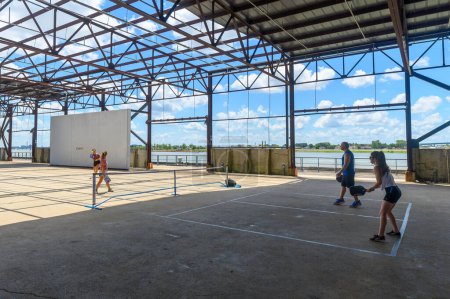 Téléchargez les photos : NEW ORLEANS, LA, USA - 6 AOÛT 2023 : Les gens qui jouent au pickle ball au parc Crescent sur le Mississippi dans le quartier de Marigny - en image libre de droit