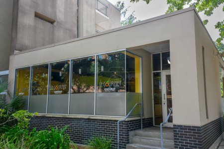 Téléchargez les photos : NEW ORLEANS, LA, USA - 19 JUILLET 2023 : Devant le restaurant gastronomique Le Gourmet proposant une cuisine vietnamienne à la citronnelle sur le campus universitaire de Tulane - en image libre de droit