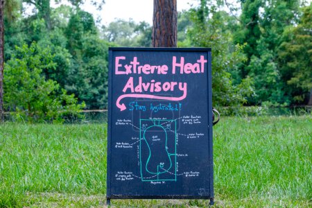 Foto de Extreme Heat Advisory Letrero que muestra la ubicación de refugios y fuentes de agua en Audubon Park en Nueva Orleans, Louisiana, EE.UU. - Imagen libre de derechos
