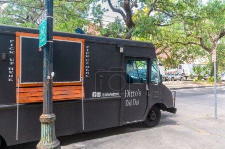 Foto de NEW ORLEANS, LA, Estados Unidos - 6 de agosto de 2023: Ditto 's Did Dat food truck on Esplanade Avenue - Imagen libre de derechos