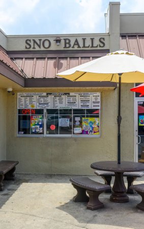 Téléchargez les photos : NEW ORLEANS, LA, USA - 29 JUILLET 2023 : Front of Nola Snow Snoballs on Harrison Avenue in Lakeview Neighborhood - en image libre de droit
