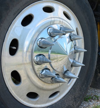 Téléchargez les photos : Pneu de camion arborant une roue brillante avec écrous crampons chromés - en image libre de droit