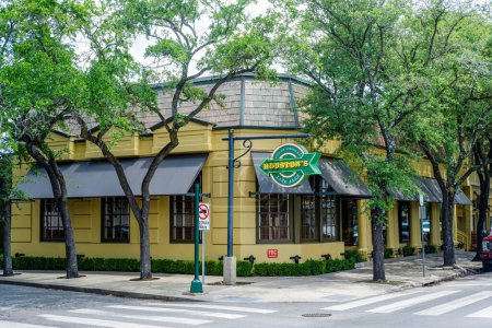 Téléchargez les photos : NEW ORLEANS, LA, USA - 13 JUIN 2023 : Restaurant Houston sur l'avenue St. Charles dans le quartier Lower Garden - en image libre de droit
