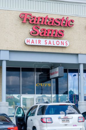 Téléchargez les photos : METAIRIE, LA, USA - 22 JUILLET 2023 : Front of Fantastic Sam's Hair Salon on Veteran's Memorial Boulevard - en image libre de droit