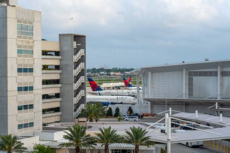 Téléchargez les photos : NEW ORLEANS, LA, USA - 31 MARS 2023 : Avions de passagers Delta au terminal de l'aéroport international Louis Armstrong - en image libre de droit