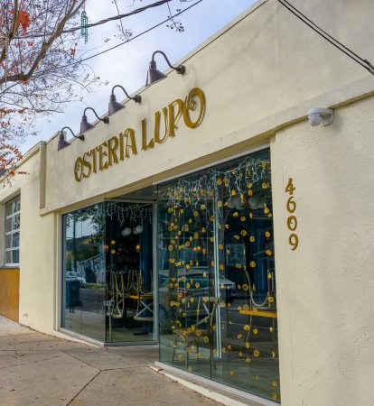 Téléchargez les photos : NEW ORLEANS, LA, USA - 1er JANVIER 2023 : Front of Osteria Lupo, un restaurant italien populaire sur Magazine Street - en image libre de droit
