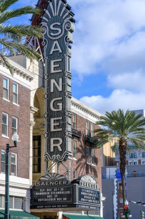Foto de NEW ORLEANS, LA, Estados Unidos - 23 de diciembre de 2023: Marquesina en la entrada de Canal Street al histórico Teatro Saenger - Imagen libre de derechos