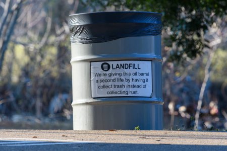 Téléchargez les photos : Baril d'huile recyclé utilisé comme poubelle le long du sentier pédestre dans Audubon Park, La Nouvelle-Orléans, Louisiane - en image libre de droit