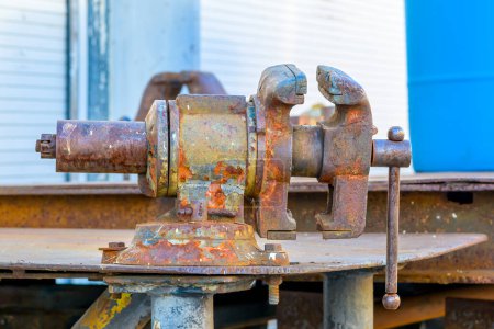 Téléchargez les photos : Concentration sélective d'un étau en métal lourd rouillé sur un banc de travail extérieur à La Nouvelle-Orléans, LA, USA - en image libre de droit