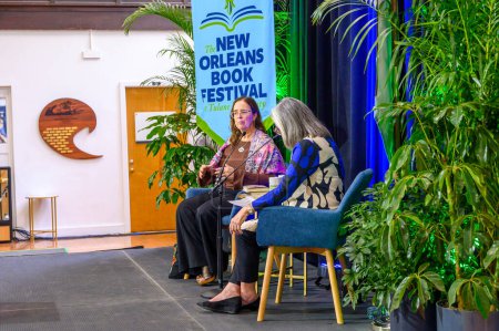 Foto de NEW ORLEANS, LA, Estados Unidos - 15 de marzo de 2024: Ana Gershanik entrevista a la antropóloga Ruth Behar sobre su nuevo libro, "A través de tantos mares: una saga generacional", en el Festival del Libro de Nueva Orleans - Imagen libre de derechos
