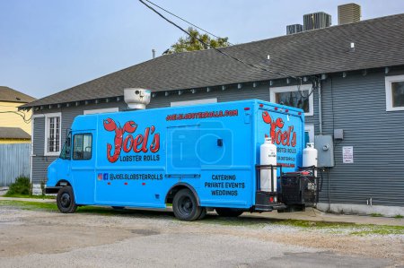 Foto de NEW ORLEANS, LA, Estados Unidos - 1 de febrero de 2024: Joel 's Lobster Rolls food truck estacionado en el barrio Uptown - Imagen libre de derechos