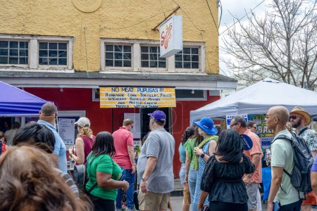 Téléchargez les photos : NOUVELLE-ORLÉANS, LA, ÉTATS-UNIS - 30 MARS 2024 : Fraisage de foule à l'entrée du Sarita's Grill pendant le festival gratuit Freret Street dans le centre-ville de la Nouvelle-Orléans - en image libre de droit