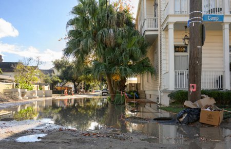 Téléchargez les photos : NEW ORLEANS, LA, USA - DECEMBER 9, 2023: Street flooding after a rainfall in Uptown neighborhood - en image libre de droit