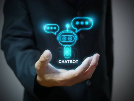 Eine Hand hält einen digitalen Chatbot, der ein Online-Chat-Gespräch führt und Informationen bereitstellt. Chatterbot-Anwendung, künstliche Intelligenz, globale Vernetzung, Innovation und Technologie