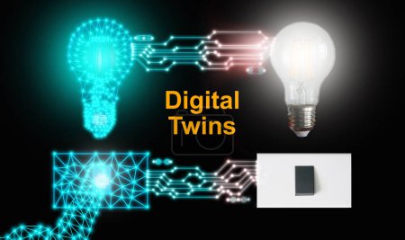 Téléchargez les photos : Concept de jumeaux numériques. Une ampoule numérique et son homologue sont commandés ou allumés par une seule poussée de chaque côté du monde physique ou numérique. Modèle de simulation technologique d'entreprise - en image libre de droit