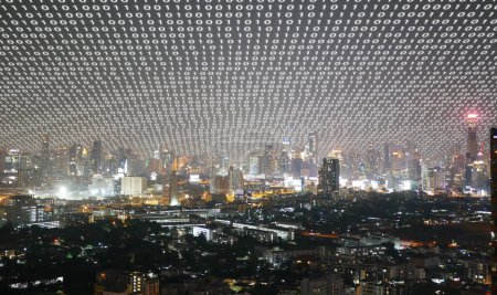 Téléchargez les photos : Une ville couverte par un code binaire. Réseau sans fil et concept de technologie de connexion - en image libre de droit
