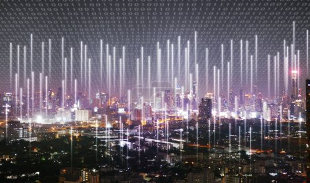 Téléchargez les photos : Une ville couverte par un code binaire avec un signal cellulaire partout dans le réseau. Réseau sans fil et concept de technologie de connexion - en image libre de droit