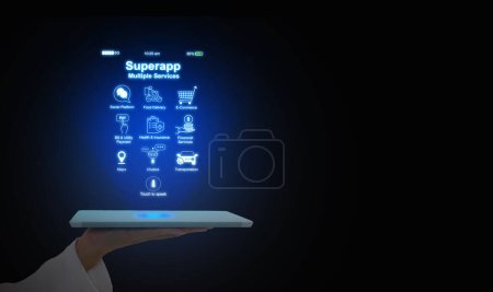 Foto de Hand sostiene una tableta con una pantalla virtual de una súper aplicación que sirve múltiples servicios como un servicio integral - Imagen libre de derechos