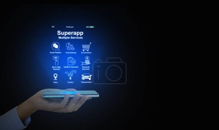 Foto de Hand sostiene un teléfono inteligente con pantalla virtual de superapp que sirve múltiples servicios como un servicio de ventanilla única - Imagen libre de derechos