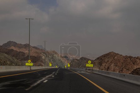 Foto de Camino de montaña a Khorfakkan, carretera en la montaña - Imagen libre de derechos