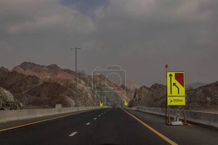 Foto de Camino de montaña a Khorfakkan, carretera en la montaña - Imagen libre de derechos