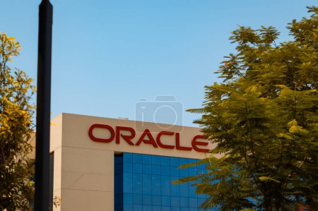 Téléchargez les photos : Dubaï, UE- 25062023 : immeuble de bureaux Oracle. Photo de haute qualité - en image libre de droit