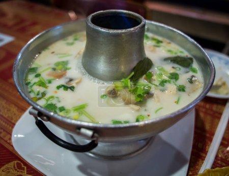 Téléchargez les photos : Soupe traditionnelle thaïlandaise Tom Kha Gai dans un bol spécial - en image libre de droit