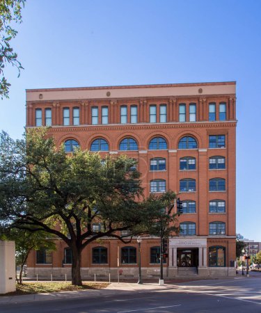 Téléchargez les photos : Le Texas School Book Depository est un bâtiment de sept étages situé à Dallas, au Texas, connu pour son association avec l'assassinat du président John F. Kennedy. Le 22 novembre 1963, Lee Harvey Oswald a tiré des coups de feu depuis une fenêtre du sixième étage - en image libre de droit