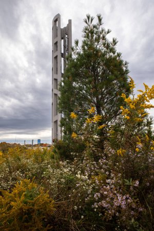 Téléchargez les photos : Tour des voix derrière les fleurs contre le ciel nuageux au Mémorial national du vol 93 en Pennsylvanie, États-Unis. - en image libre de droit
