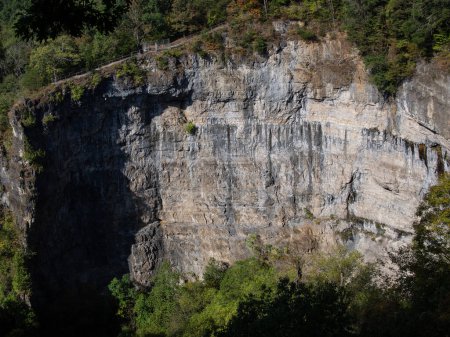 Foto de Lover 's Leap es un imponente muro de piedra ubicado en el Parque Natural Tunnel State de Virginia, Estados Unidos. La impresionante formación geológica se compone de piedra caliza sólida y se formó durante millones de años por el poder erosivo de un arroyo cercano. - Imagen libre de derechos