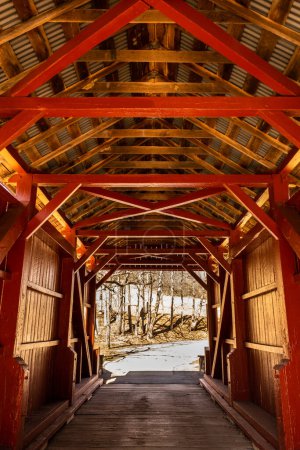 Téléchargez les photos : Cette photo capture les boiseries complexes peintes en rouge à l'intérieur du pont historique couvert Ebenezer, situé dans le parc du comté de Mingo Creek, juste à l'extérieur de Pittsburgh, en Pennsylvanie. Le pont est un monument emblématique et une attraction touristique populaire, connue pour - en image libre de droit