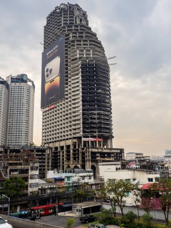 Téléchargez les photos : Sathorn Unique Tower est un gratte-ciel inachevé dans la capitale thaïlandaise Bangkok. Prévu comme un complexe de condominiums de grande hauteur, la construction du bâtiment a été arrêtée lors de la crise financière asiatique de 1997, alors qu'il était déjà d'environ 80 pour cent comple - en image libre de droit