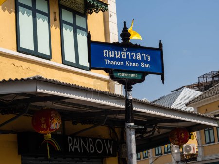 Foto de El emblemático letrero de Khao San Road es una vista familiar para mochileros y viajeros por igual. Esta vibrante calle es un centro de actividad, con bares, restaurantes y hostales que atienden a las necesidades de los viajeros económicos. El bullicioso mercado nocturno, la comida de la calle stal - Imagen libre de derechos