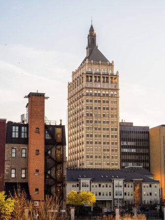 El hito de la Torre Kodak en Rochester, estado de Nueva York, en la puesta de sol dorada