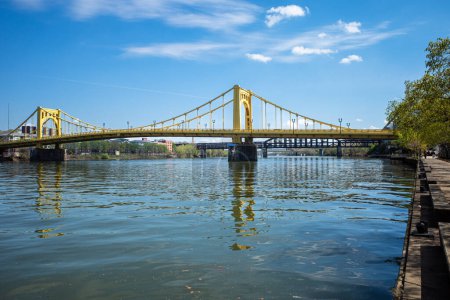Foto de Rachel Carson puente con un puente de ferrocarril en el fondo, cruzando el río Allegheny en Pittsburgh, Pennsylvania. - Imagen libre de derechos