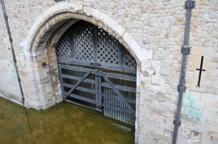 Foto de Traitors 'Gate es una entrada de agua en la Torre de Londres, Reino Unido, históricamente asociada con el encarcelamiento y la llegada de prisioneros políticos. Es un símbolo del oscuro pasado de la Torre y forma parte de su rica historia. - Imagen libre de derechos