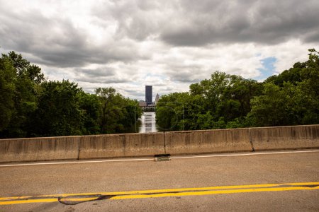 À partir de la 31e rue, capturez la tour de l'UPMC s'élevant contre la ligne d'horizon de Pittsburgh, avec des marques routières jaunes animées qui tracent le sentier le long de l'île Herrs et de la rivière Allegheny..