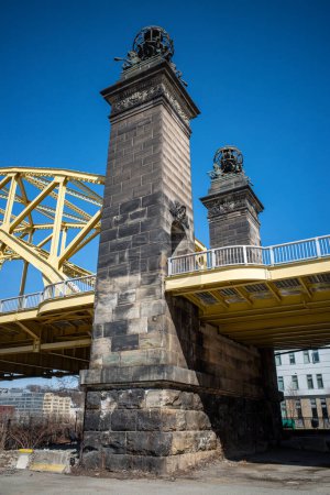Höhenflug des Stahls der David McCullough Bridge, oder Sixteenth Street Bridge, Pittsburgh, Strip District, eingerahmt von strahlend blauem Himmel.