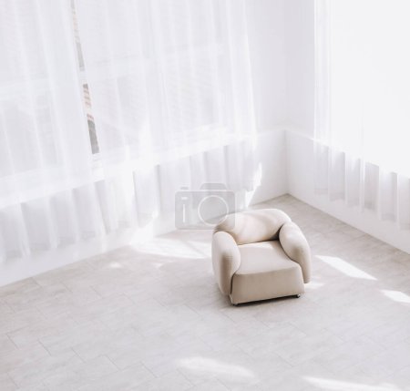 Foto de Habitación interior con sillón y cortinas blancas - Imagen libre de derechos