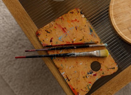 Foto de Paleta con pinceles sobre mesa de madera - Imagen libre de derechos