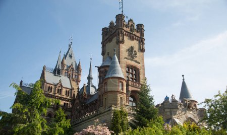 Téléchargez les photos : Château Schloss Drachenburg est un palais à Konigswinter sur le Rhin près de la ville de Bonn en Allemagne - en image libre de droit