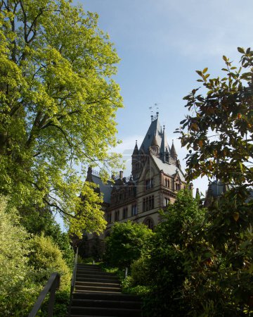 Téléchargez les photos : Beau paysage avec un vieux château dans les sept collines près de Bonn - en image libre de droit