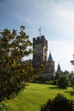 Téléchargez les photos : Knigswinter, Allemagne. Le jardin du château de Drachenfels Knigswinter, Allemagne. - en image libre de droit