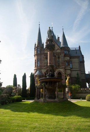 Téléchargez les photos : Knigswinter, Allemagne - 28 mai 2023 : La fontaine dans le jardin du château de Drachenfels avec la paire de statues de cerfs d'or, Knigswinter, Allemagne. - en image libre de droit