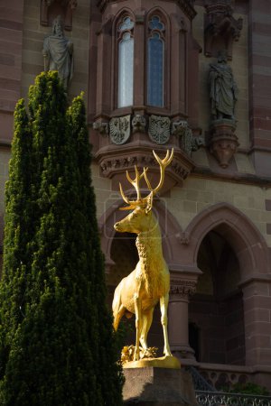 Téléchargez les photos : Sculpture de cerf doré dans le jardin. Château Schloss Drachenburg est un palais à Konigswinter sur le Rhin près de la ville de Bonn en Allemagne - en image libre de droit