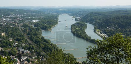 Téléchargez les photos : La ville de Bad Honnef et la vue sur le Rhin depuis la colline supérieure du pic Drachenfels, Knigswinter, Allemagne. - en image libre de droit
